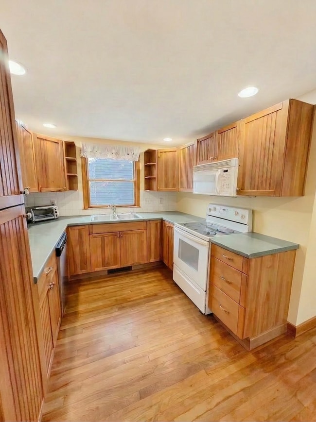 Building Photo - Beautiful House Available in Wakefield MA!