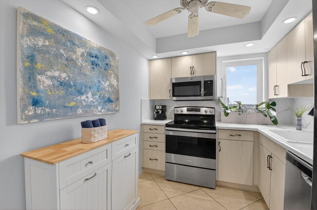 Building Photo - 3215 S Ocean Blvd