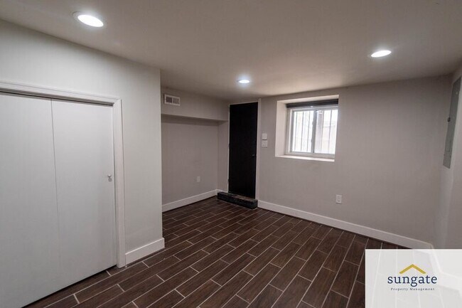 Building Photo - 442 N Linwood Ave