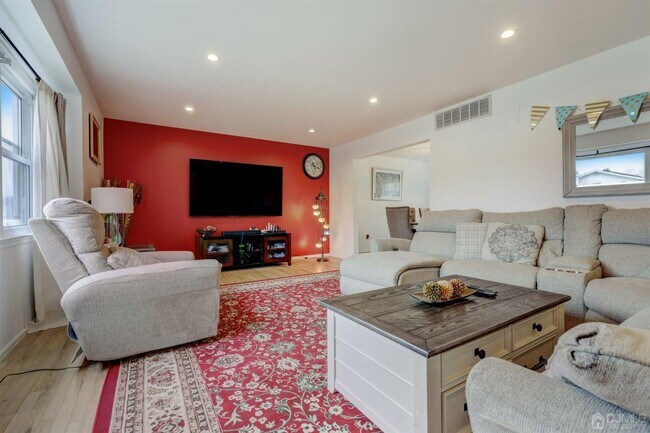 Building Photo - 23 Gramercy Dr