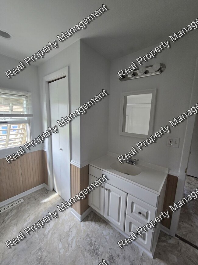 Building Photo - Fantastic 1 Bedroom Apartment