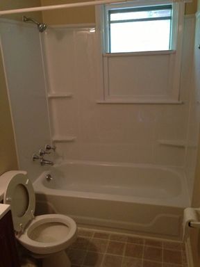 Building Photo - Three bedroom 1.5 bath home