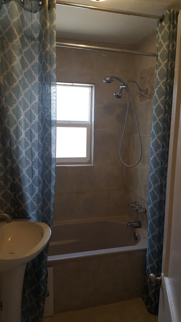 Building Photo - UNM - NOB HILL 2 Bedroom HOUSE 1  Bath PARKING