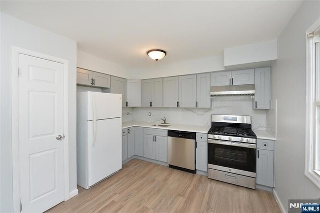 Building Photo - 421 Leonhardt Dr