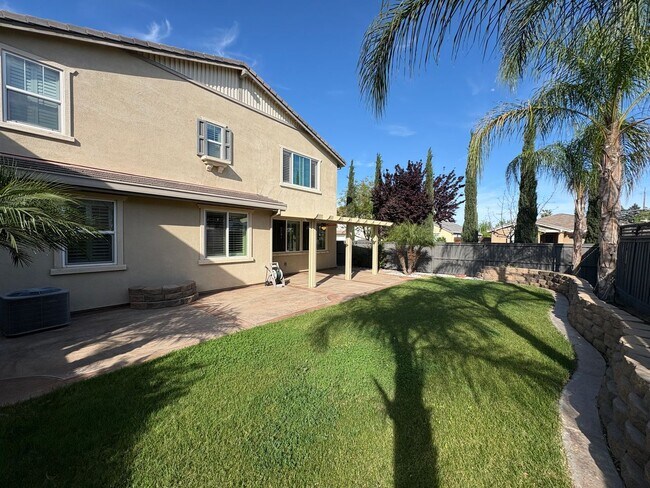 Building Photo - Spacious 4 Bed 3 Bath Tracy Home