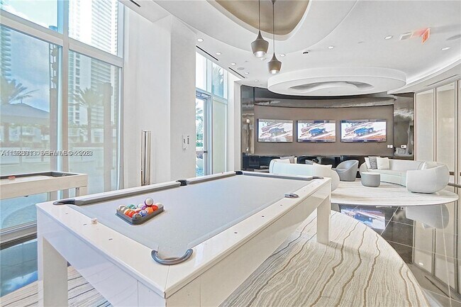 Building Photo - 851 NE 1st Ave