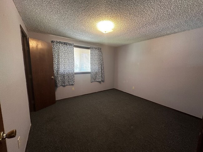 Building Photo - 2 Bedroom 1 Bath Townhouse