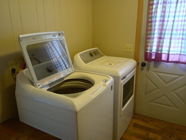 Building Photo - 107 S Glen St