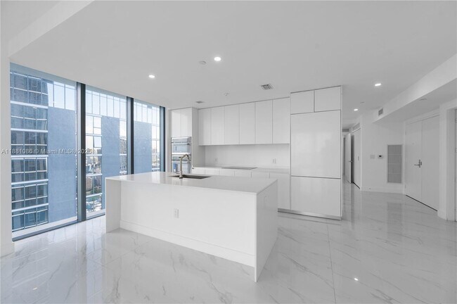 Primary Photo - 700 NE 24th St