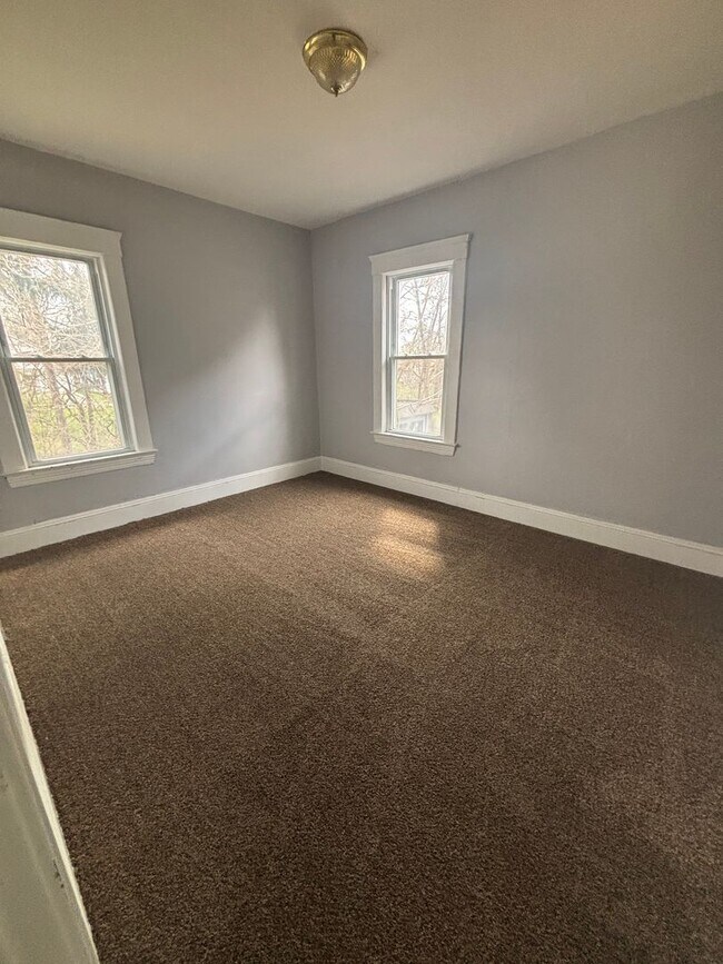 Building Photo - 4bd Single Section 8/Cash Pay