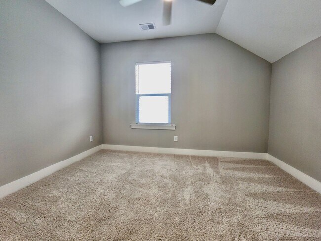 Building Photo - Like new in Midtown - 3 bedrooms plus addi...