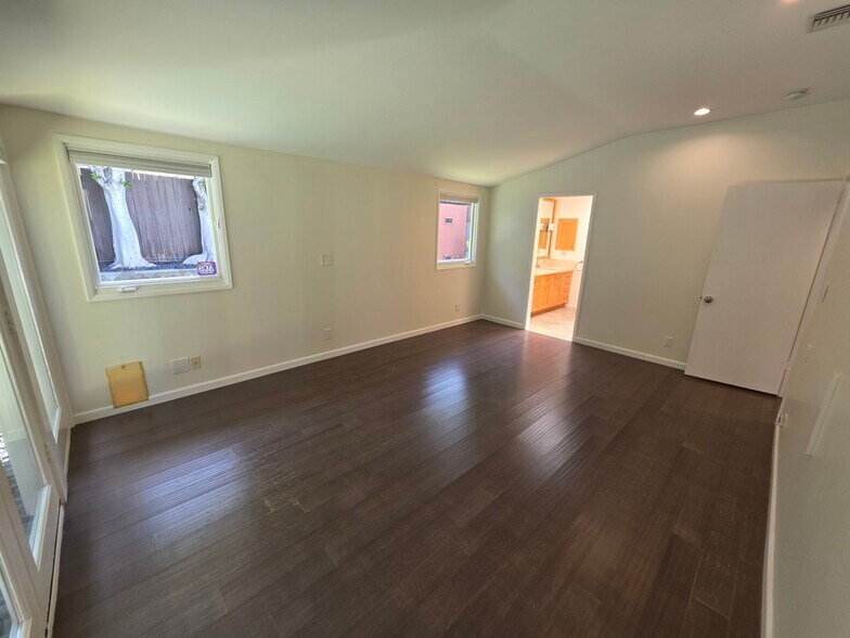 Building Photo - 310 S Thurston Ave