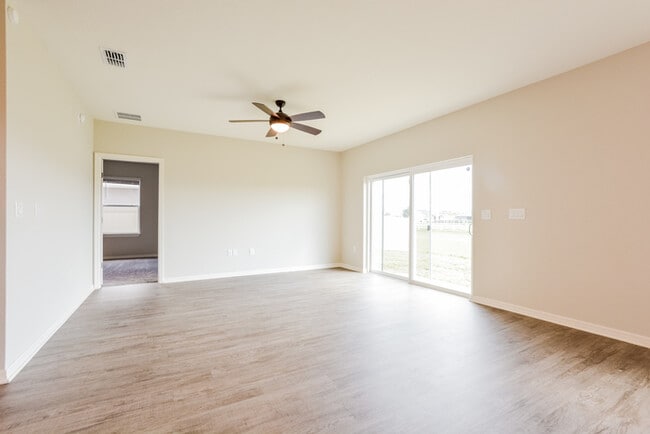 Building Photo - Bright 5-Bedroom Home in Winter Haven, FL