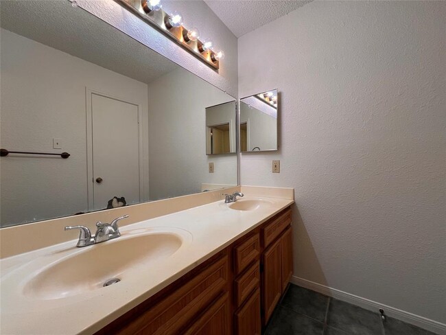 Building Photo - 1601 Faro Dr