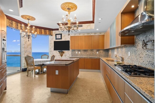 Building Photo - 16047 Collins Ave