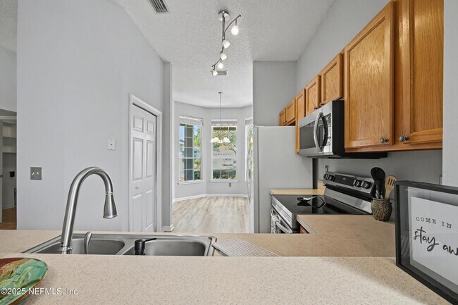 Building Photo - 1290 Ardmore St