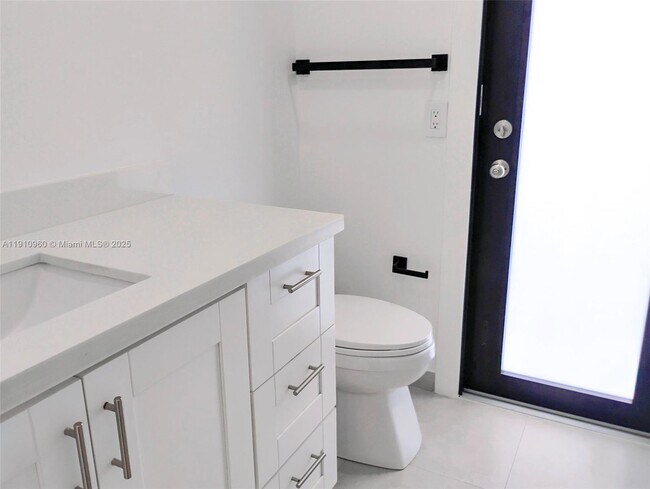 Building Photo - 20615 NE 9th Ct