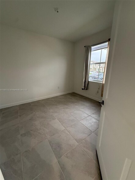 Building Photo - 2582 SE 29th St