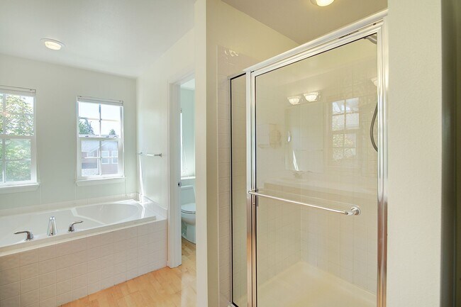 Building Photo - 3Bd/2.5Ba Redmond Home