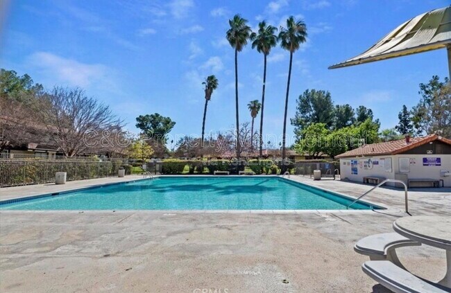 Building Photo - 2764 Tropicana Dr