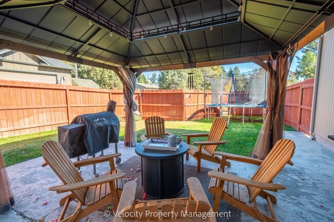 Building Photo - Single Level SW Redmond Home!