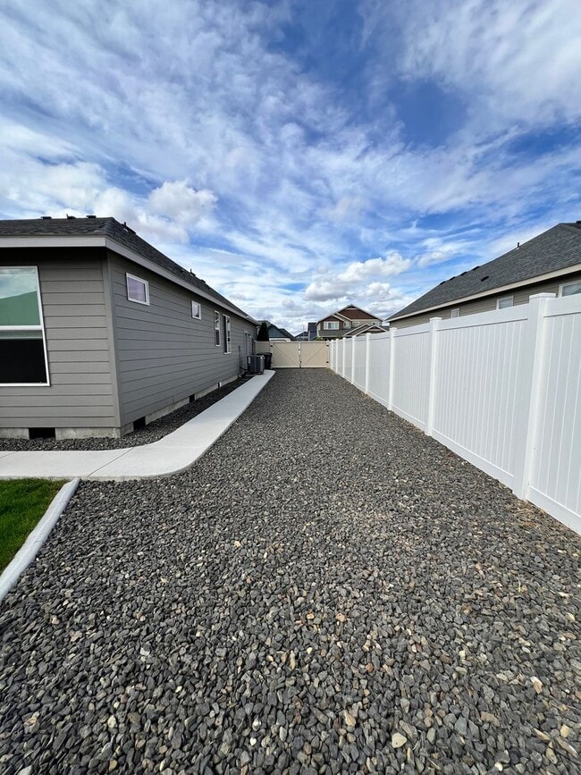 Building Photo - Newer Construction Home in Mae Valley!