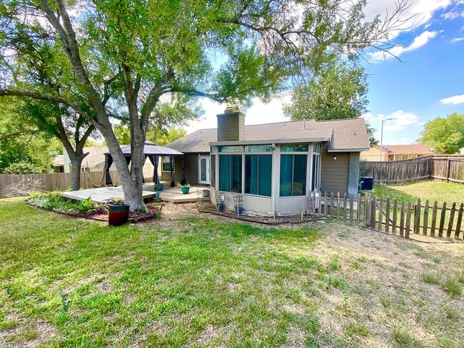 Building Photo - Modern Design 3 Bedroom 2 Bath