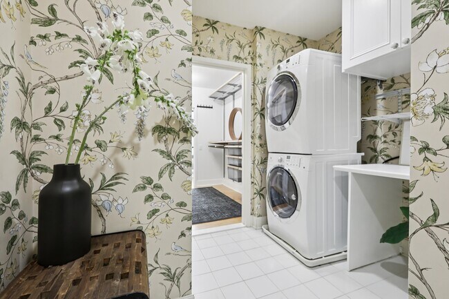 Building Photo - 1025 Maxwell Ln