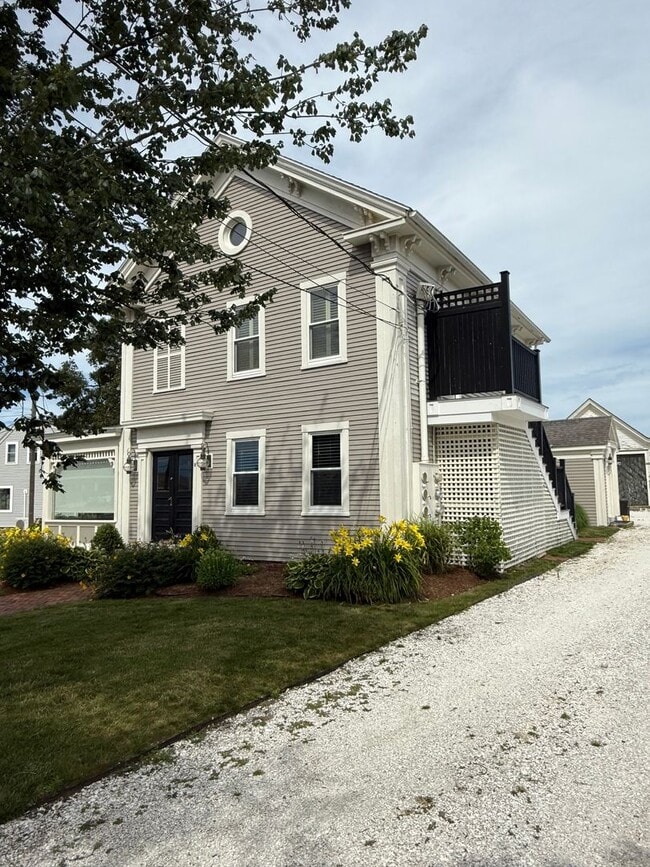 Building Photo - 2 bedroom ,1 bathroom unit at an historic ...