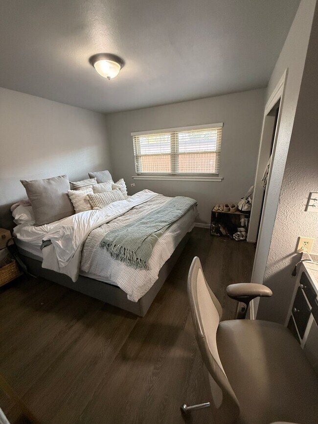 Building Photo - PRE LEASING for Fall 2026! 5 bedroom 3 bath Home!