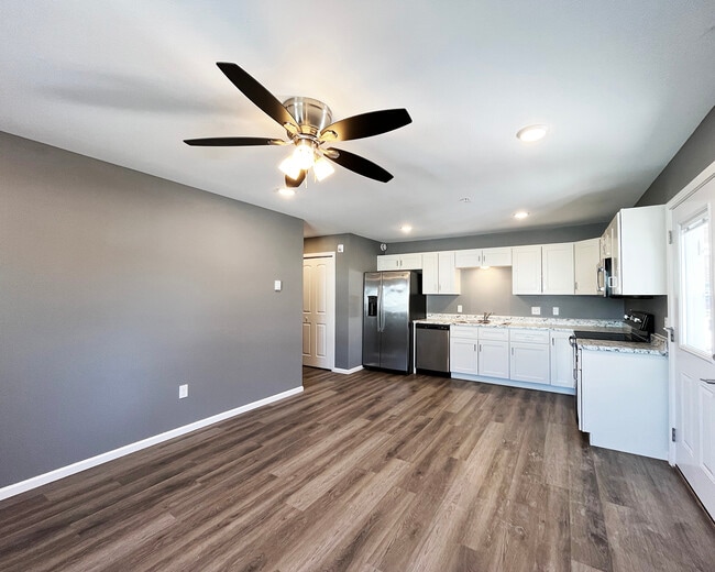 Building Photo - Creekside Townhomes
