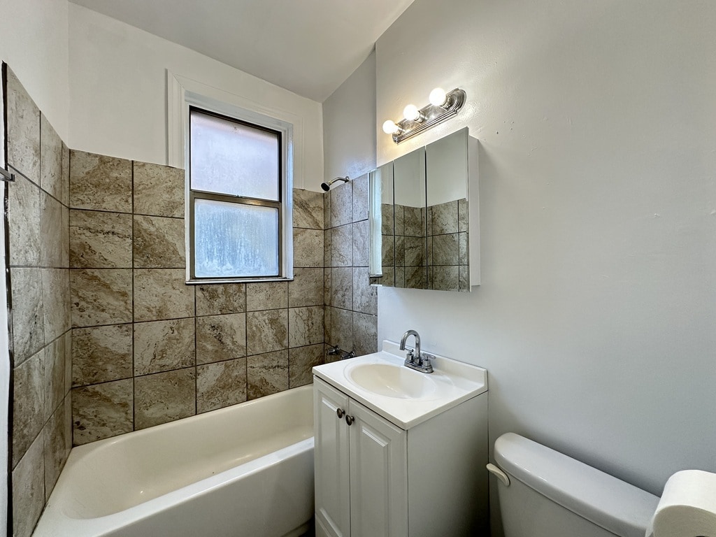 Building Photo - 1415 W Estes Ave