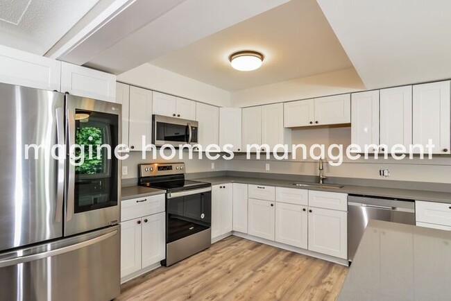 Building Photo - Large 4 Bedroom Single Family Home in Minn...