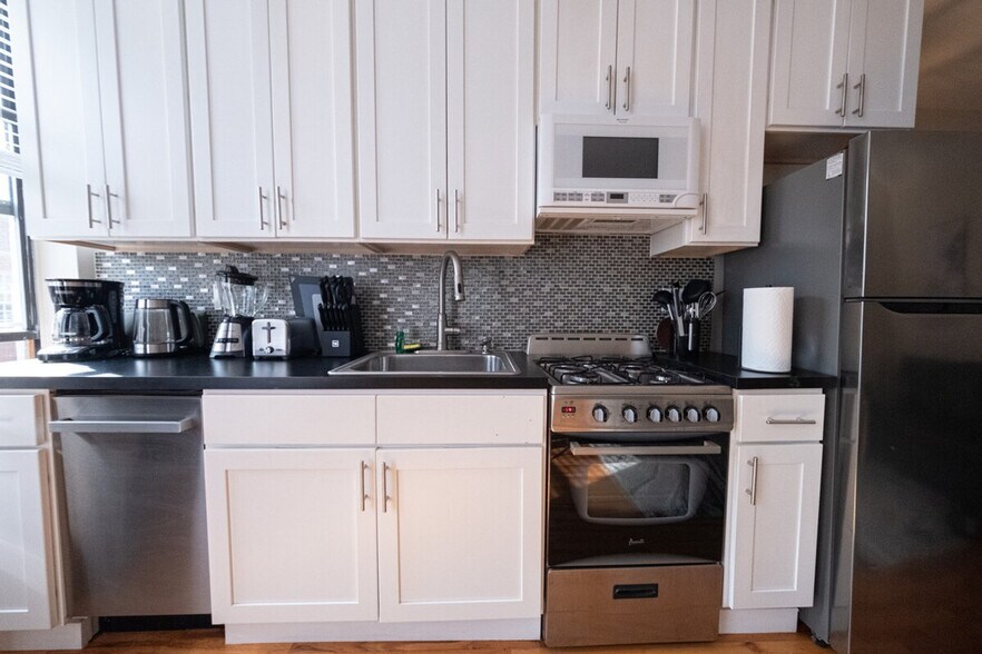 Building Photo - 245 W 113th St