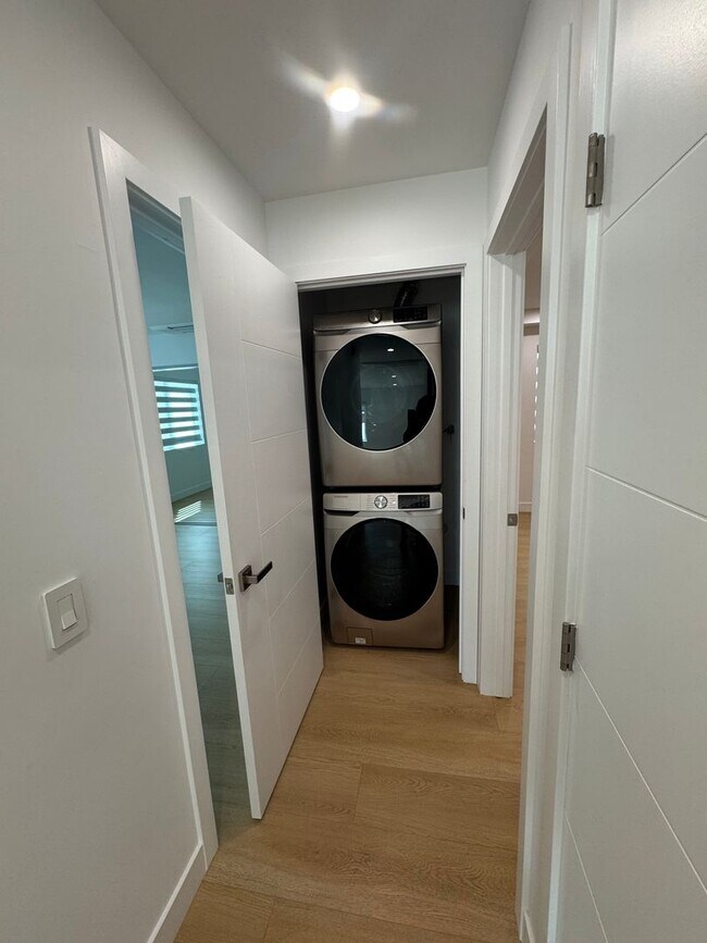 Building Photo - Spacious 1000 sq ft First-Floor Back ADU i...