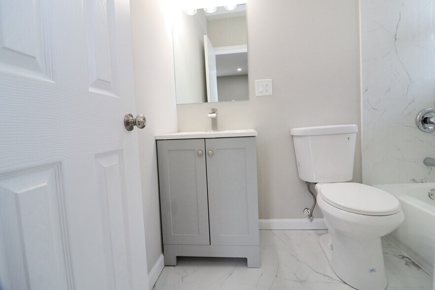 main full bath - 356 Beechmont Ave