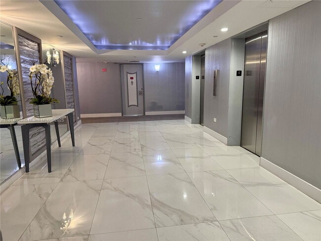 Building Photo - 5055 Collins Ave