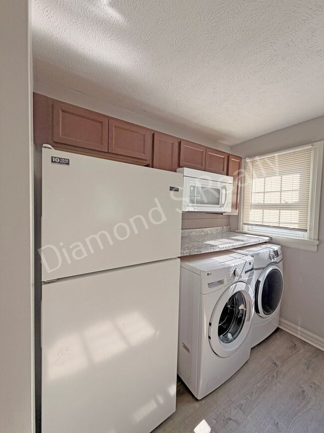 Building Photo - Cute 2 Bedroom Home close to Bass Pro, WOW Museum, restaurants, & Shopping!