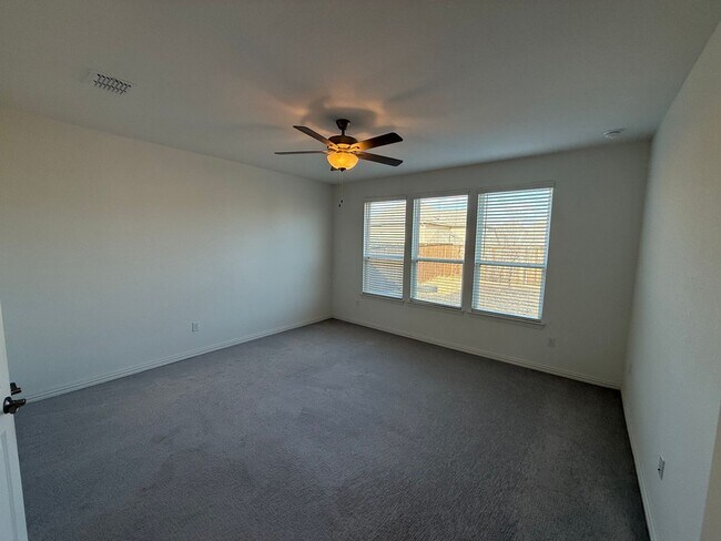 Building Photo - Room for Family and Friends!