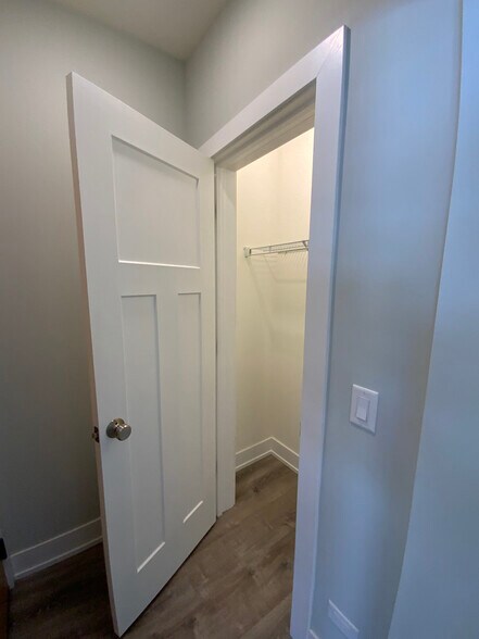 Building Photo - 1143 Maple Ave