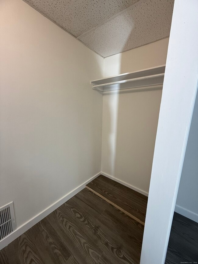 Building Photo - 74 Grove Beach Rd N