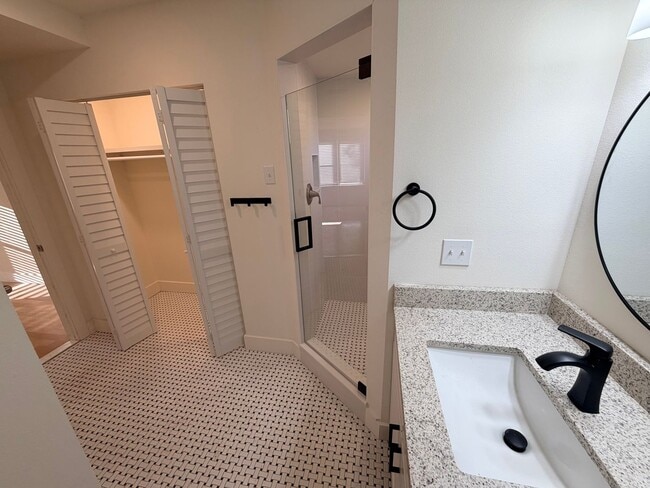 Building Photo - 831 Floral Dr