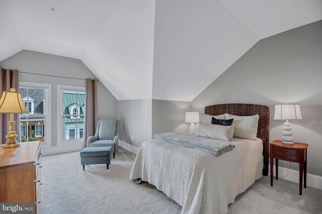 Building Photo - 708 Day Ln