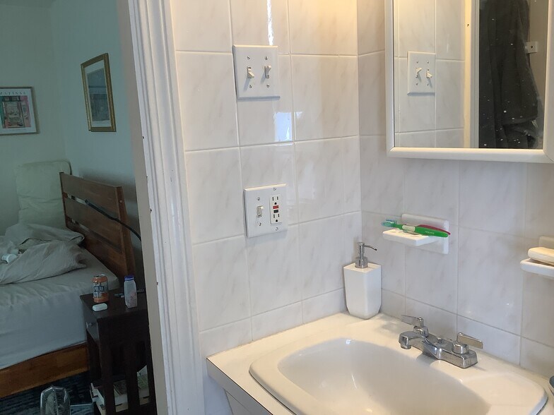 Building Photo - 74 Mount Pleasant Ave