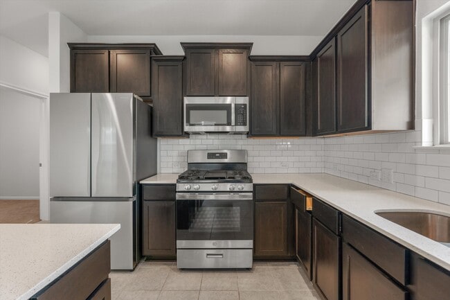 Building Photo - 466 Spinnaker Loop