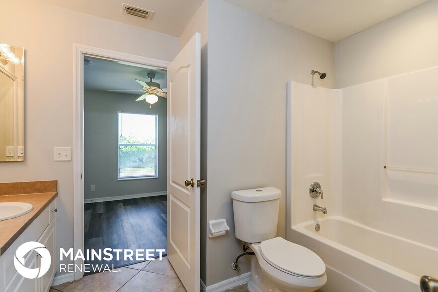 Building Photo - 2428 NE 1st Ave