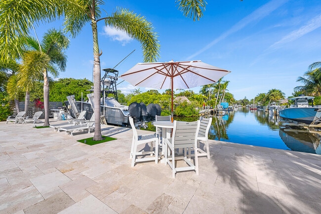 Building Photo - 355 Center St