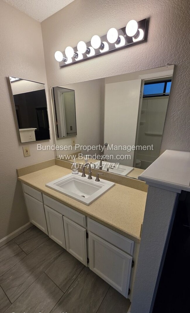 Building Photo - Charming and spacious 3 bedroom, 2 bath si...