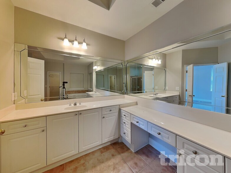 Building Photo - 1206 Comet View Tr SE