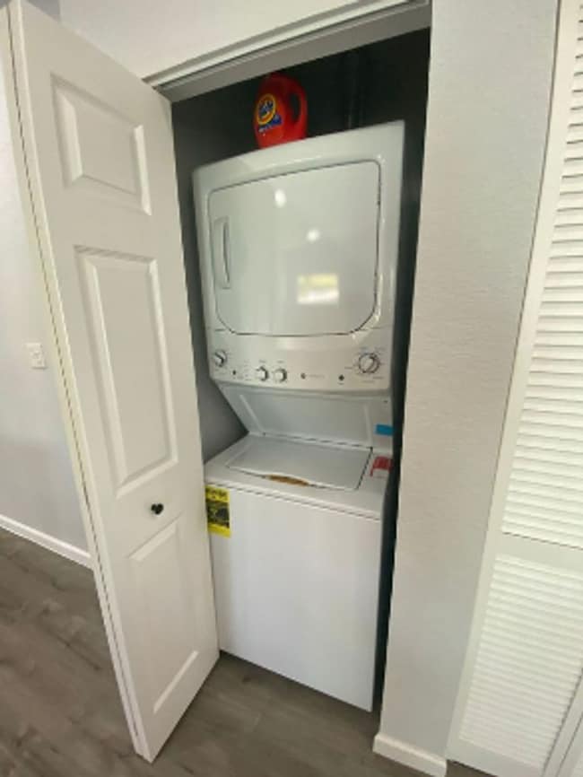 Building Photo - 2 Bedroom 1 Bath Duplex in Lakeland for RENT!